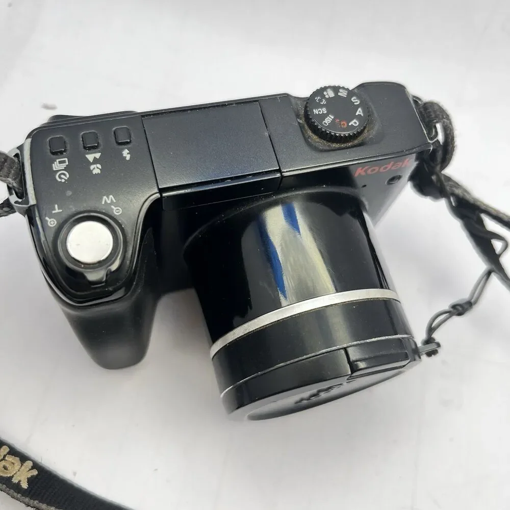Kodak Z8612 IS Easy Share 8.1MP 12x Zoom Camera w/ Case & Charger- Works Great!